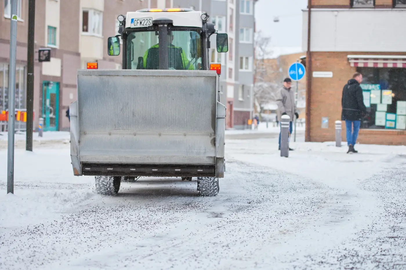 En plogbil sandar en plogad trottoar