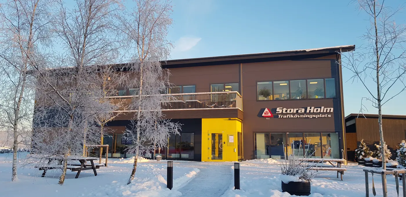 En konstorsbyggnad i vintermiljö.