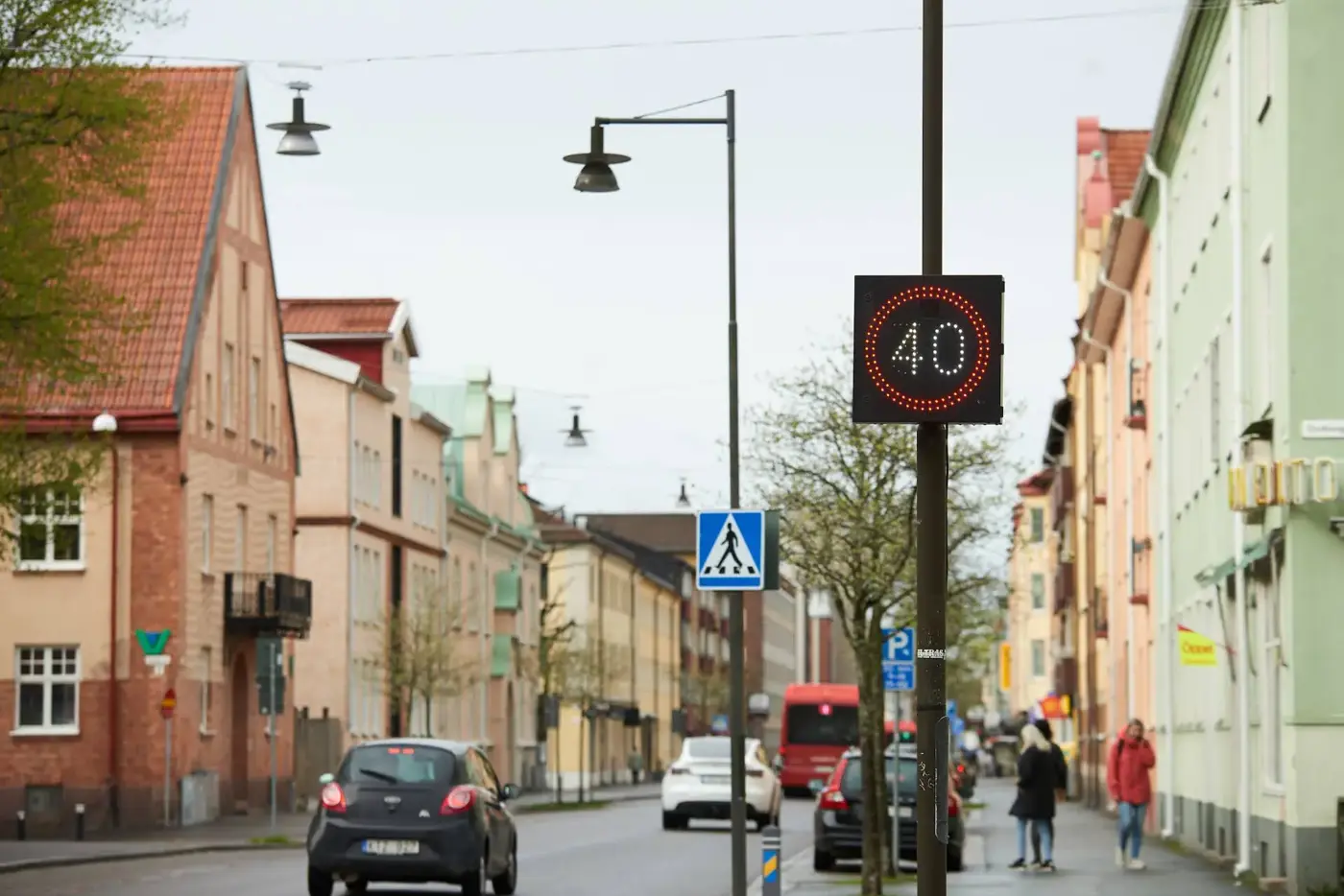 Stadstrafik där en hastighetsskylt visar max 40 kilometer i timmen