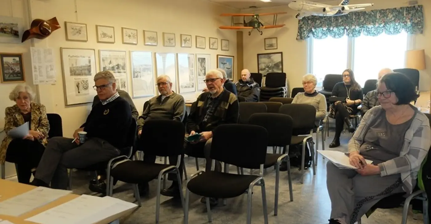 En grupp människor sitter på stolar i ett konferensrum.