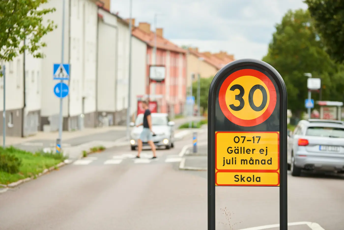 En skylt som visar hastighetsbegränsningen 30 kilometer i timmen samt en tilläggtavla med texten "skola".