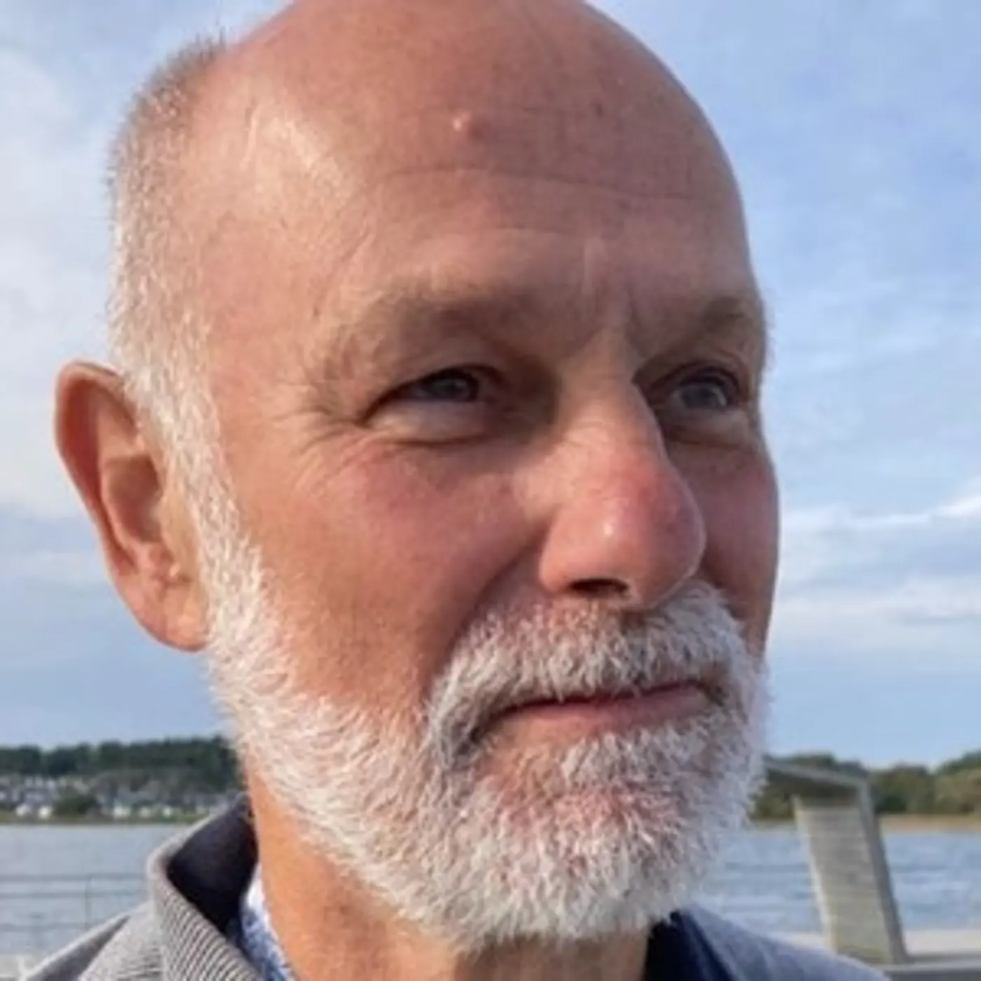 En man med kort vitt skägg.