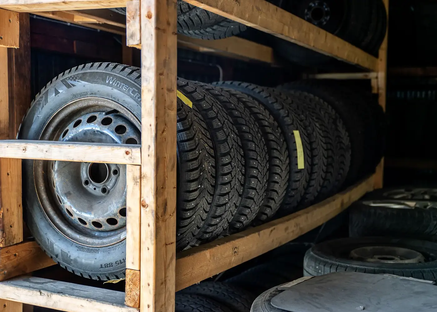 Hylla med vinterdäck uppradade.