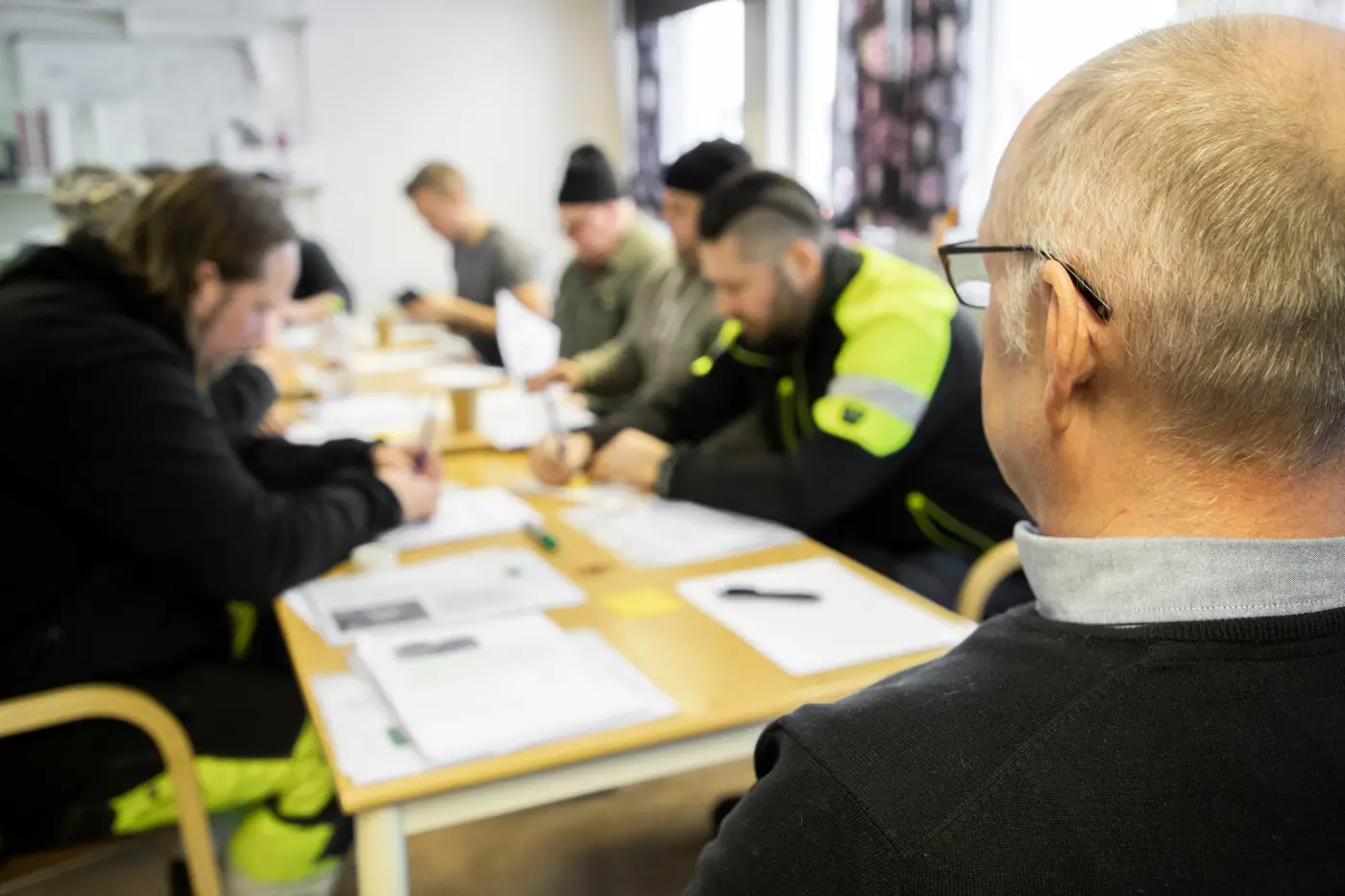 Personer som har en utbildning och läser och skriver på papper