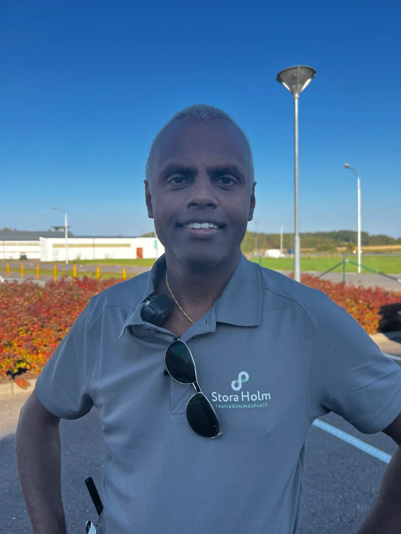 En leende man med grå piké t-shirt.