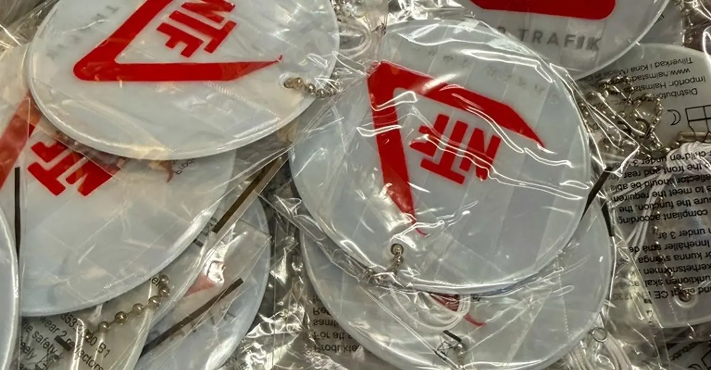 Närbild på reflexer med NTF:s logga.