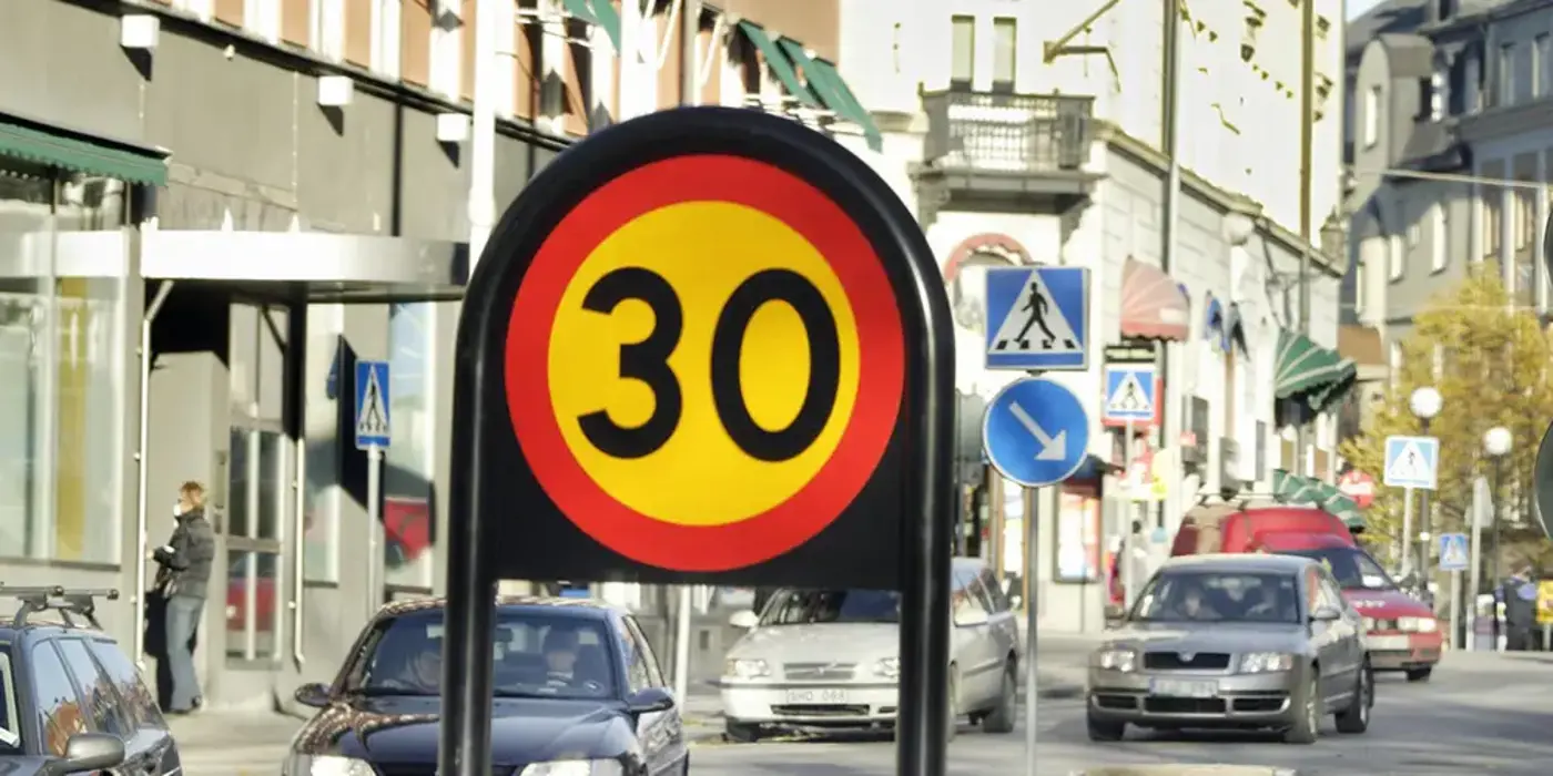 Hastighetsskylt 30 km/tim i stadsmiljö.