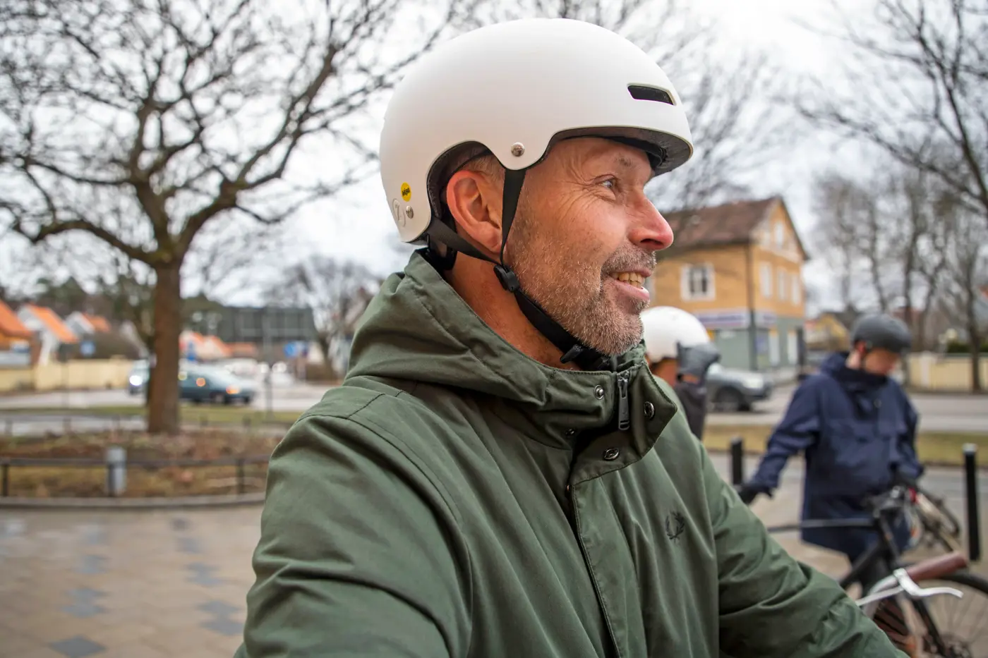 Man i profil med cykelhjälm