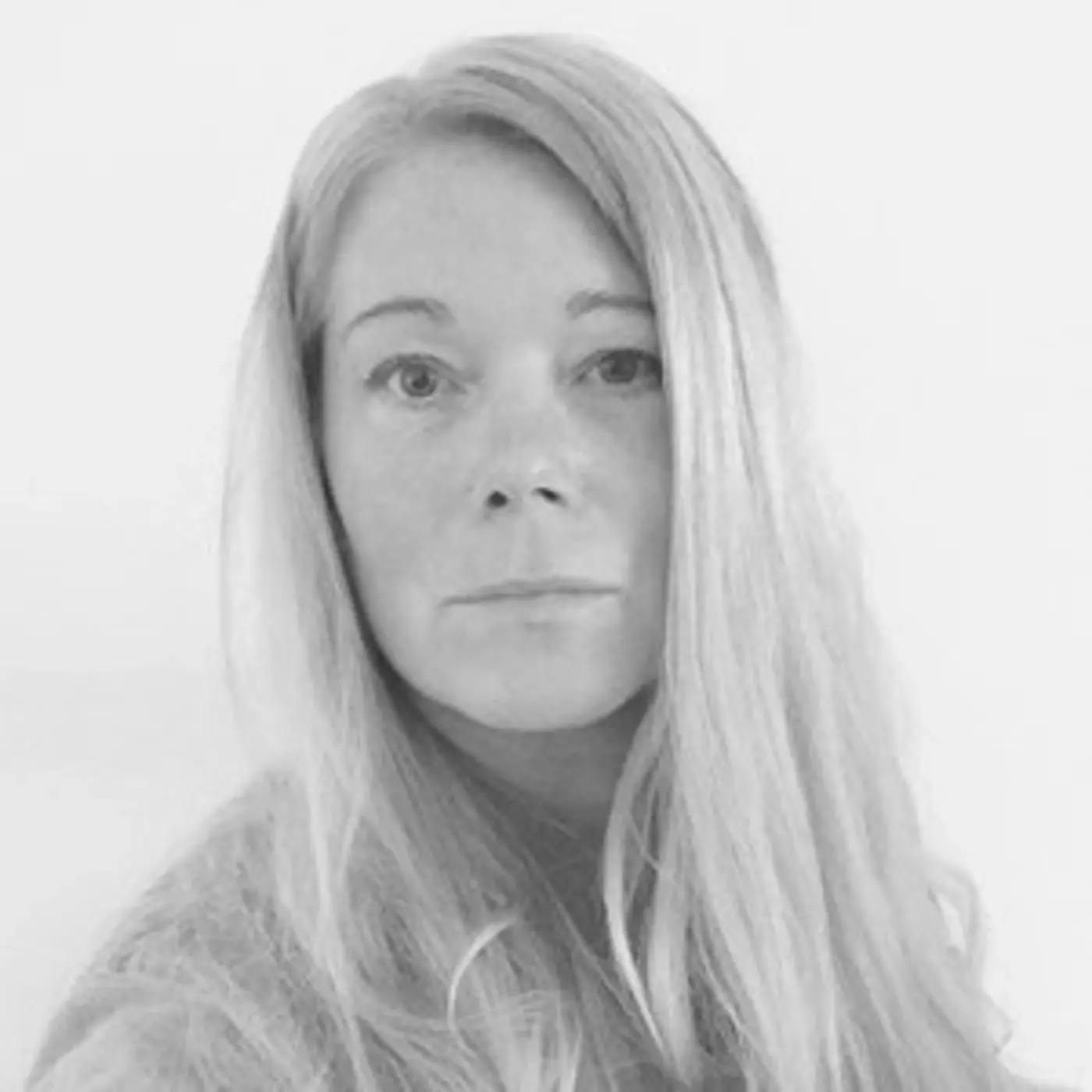 En kvinna med långt blont hår.