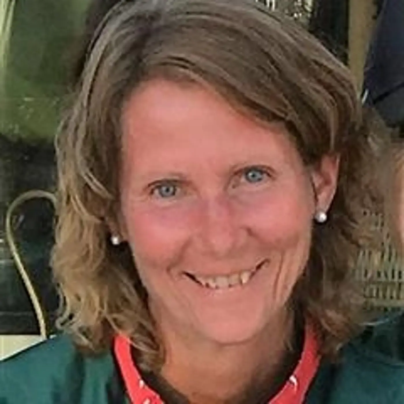 En leende kvinna med axelkort hår.