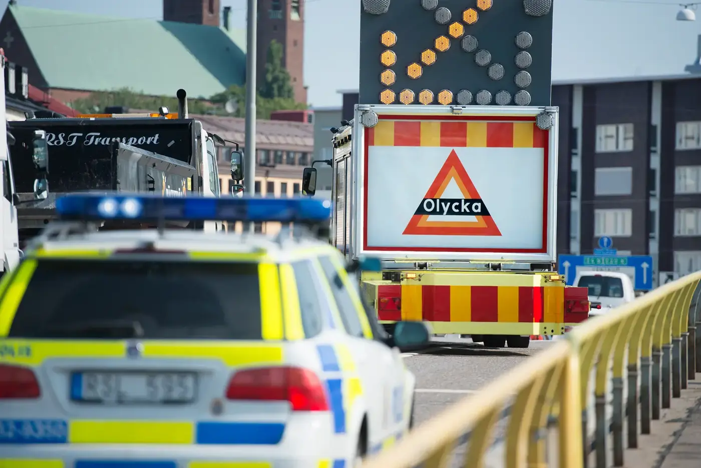 Olycksplats med polisbil och en vägskylt med texten olycka