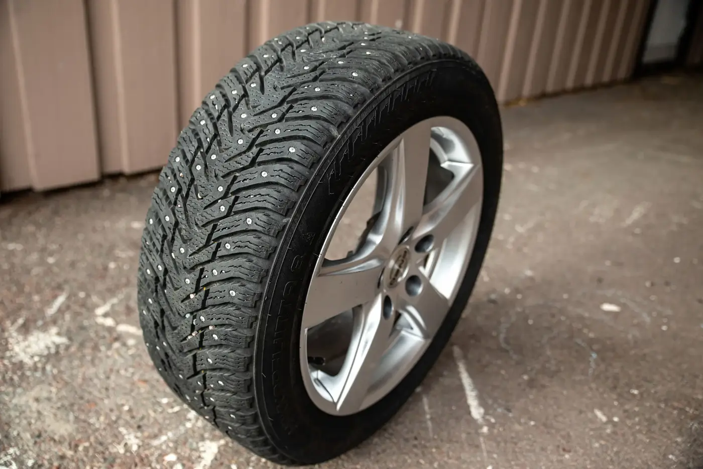 Bildäck med dubbar.