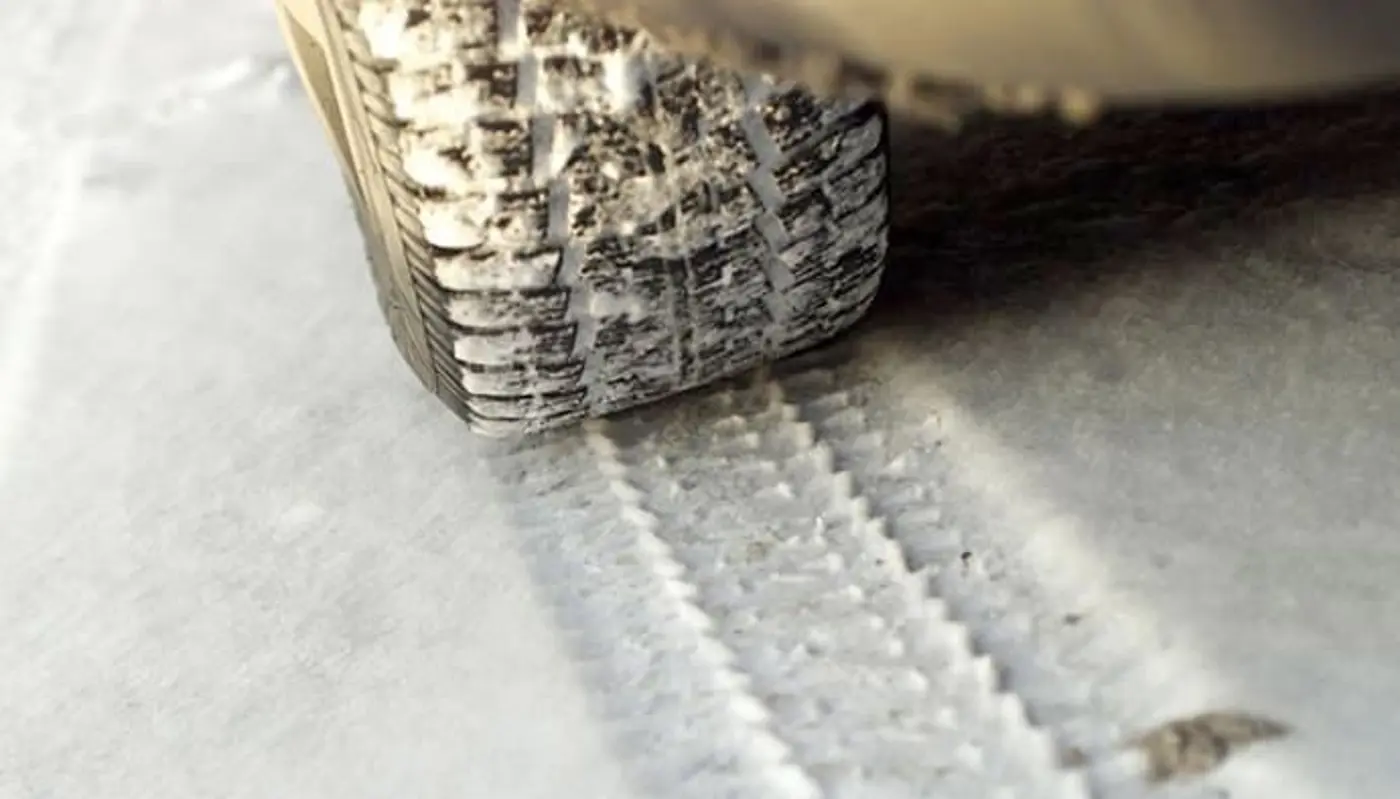 Vinterdäck på snö.