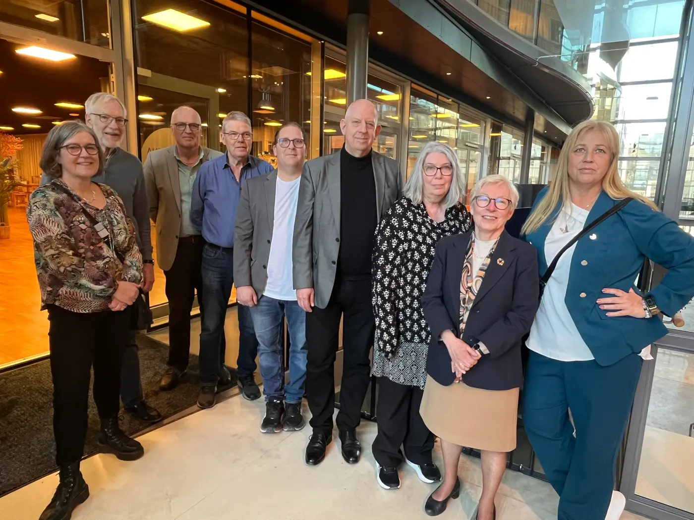 En grupp människor står uppställda för att bli fotograferade.