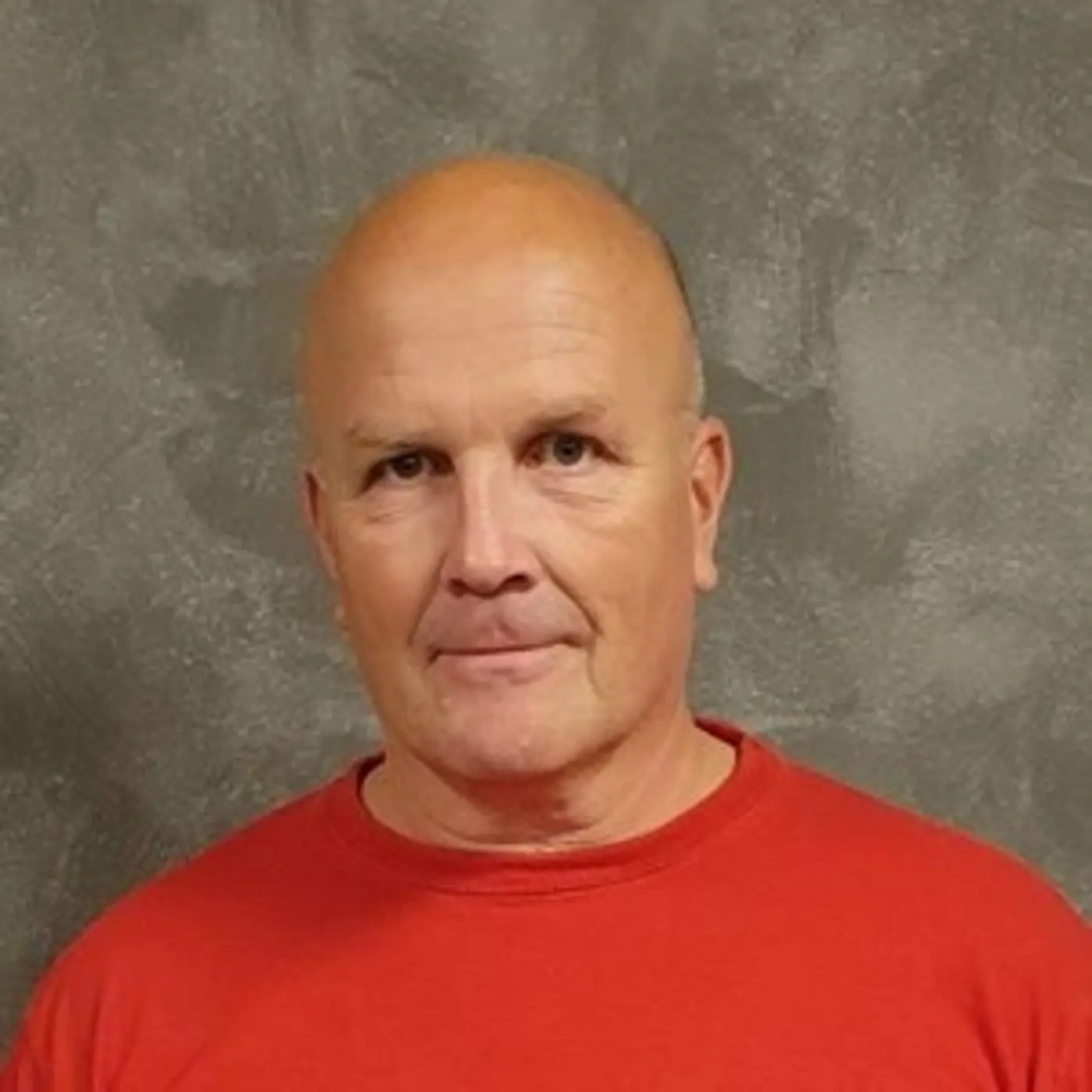 En man med röd t-shirt.