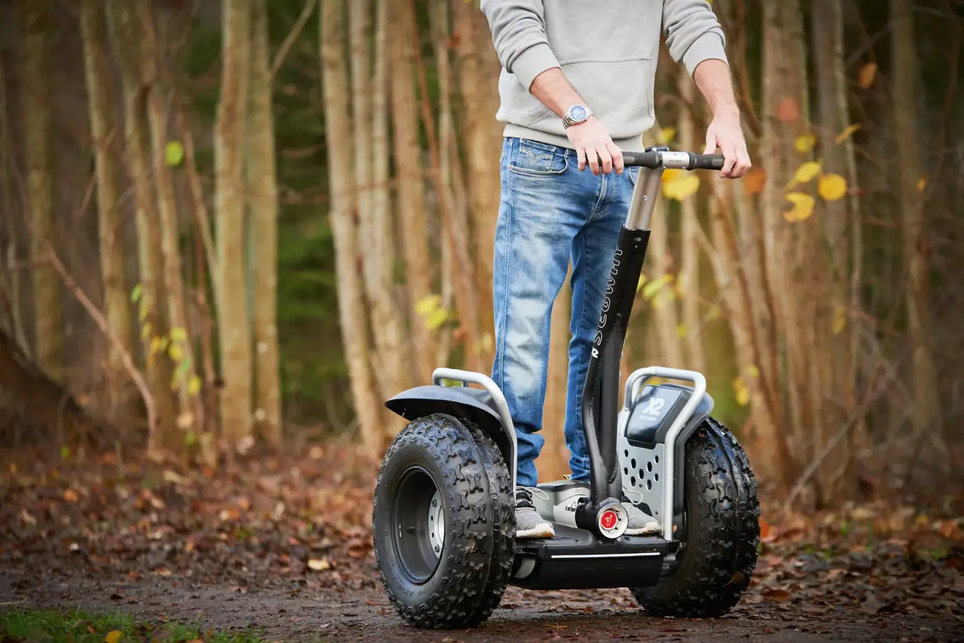 En kille som kör segway