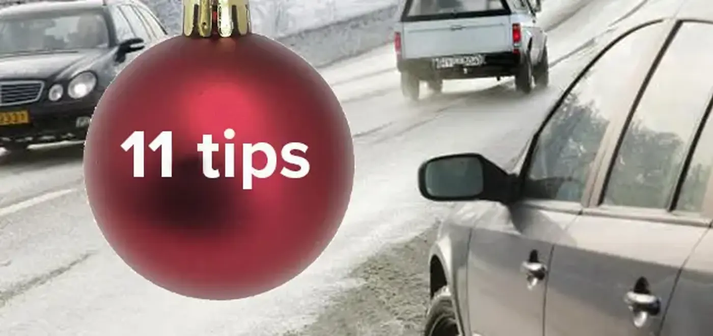 Tre bilar som kör på en väg samt en inklippt bild på en julkula och texten "11 tips"