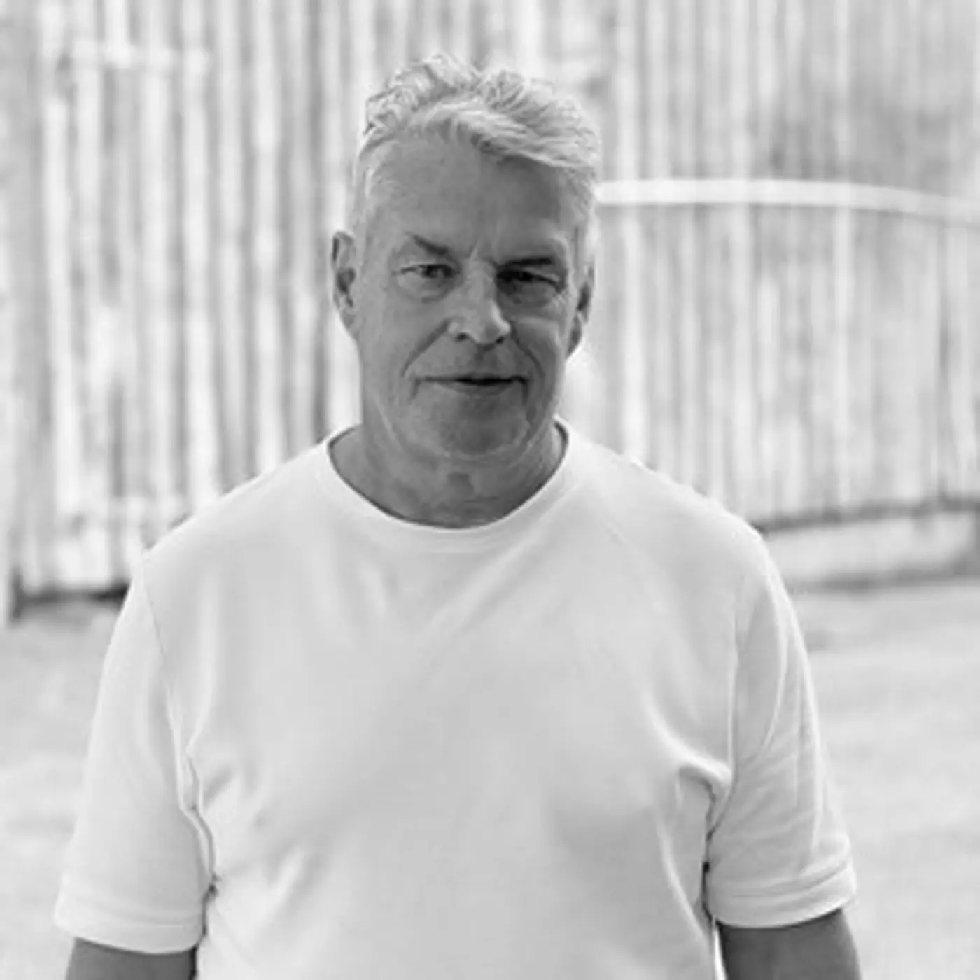 En man med vit t-shirt.