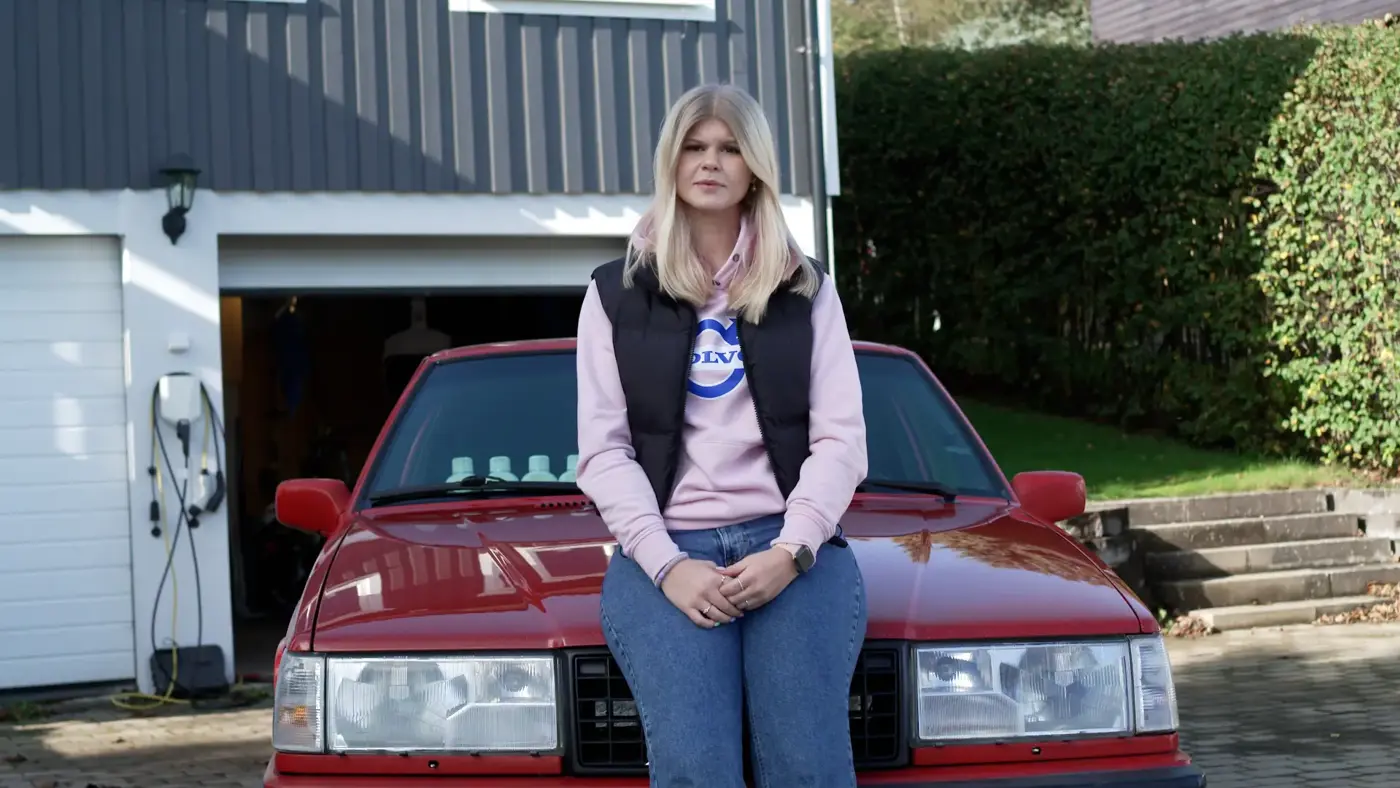 bild på en tjej som sitter på huven på sin a-traktor