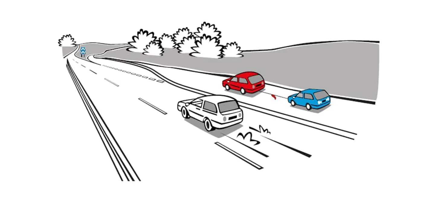 tecknad bild av bilar som kör på motorvägen, en bil bogserar en annan.