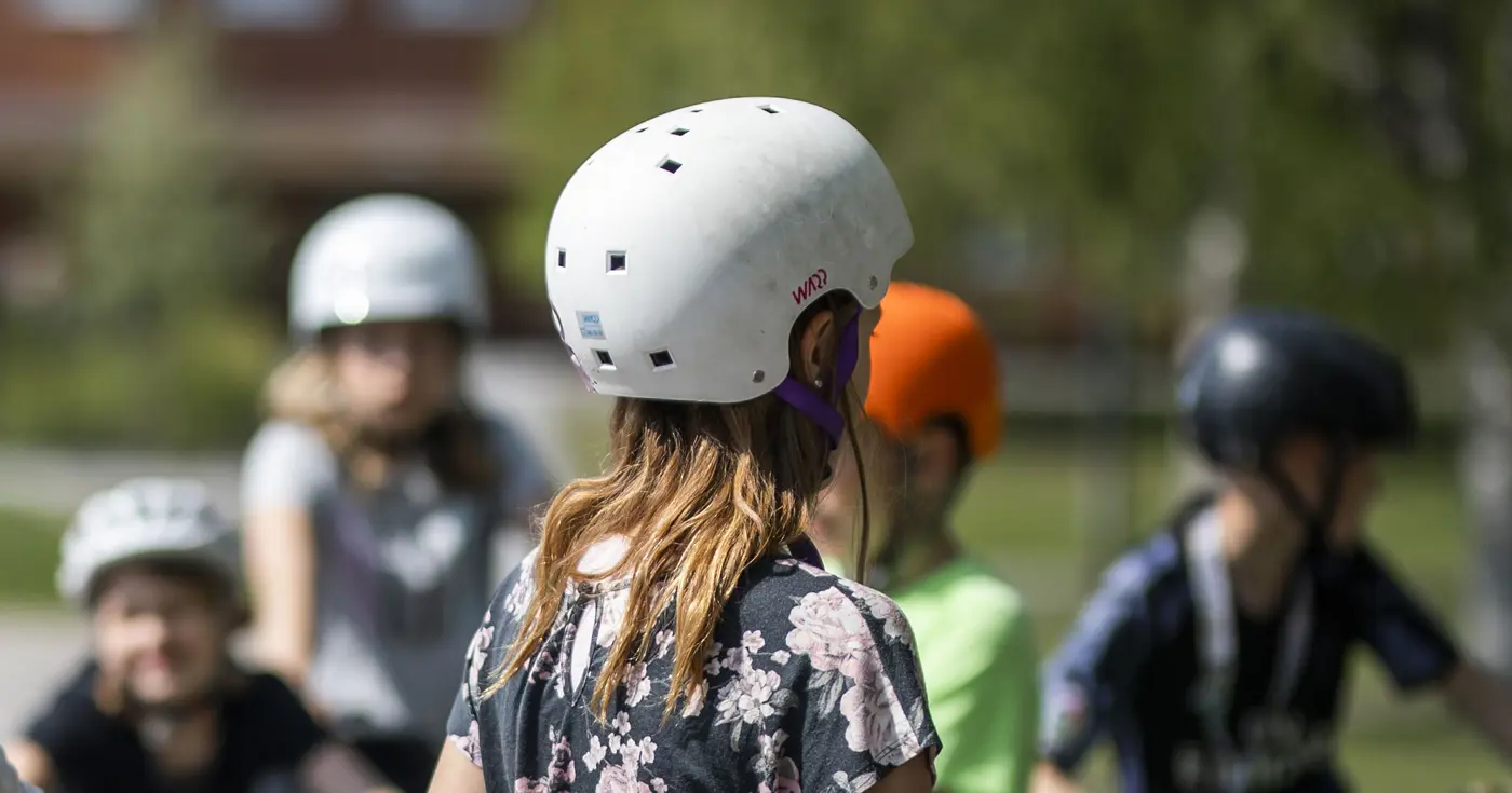 En grupp barn med cykelhjälmar på huvudet