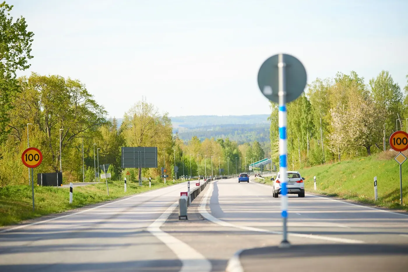 En väg med hastighetsbegränsningen 100 kilometer i timmen.
