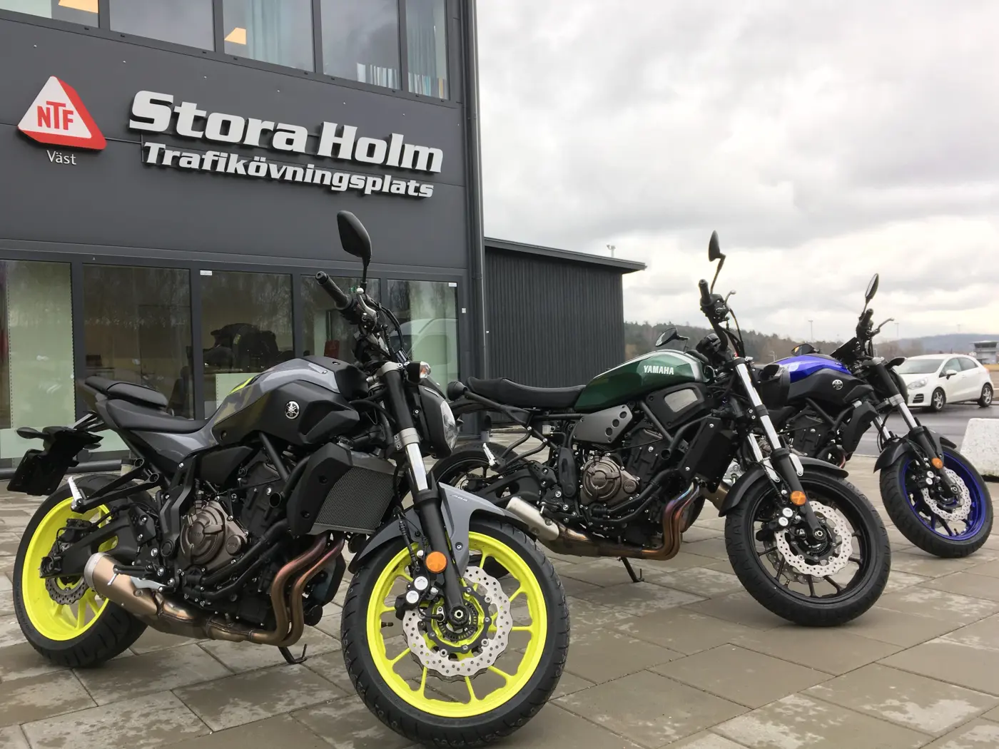 Tre motorcyklar står uppställda på rad