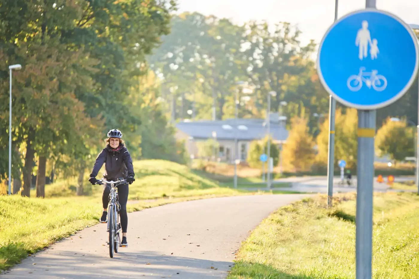 Cyklist på en gång- och cykelbana