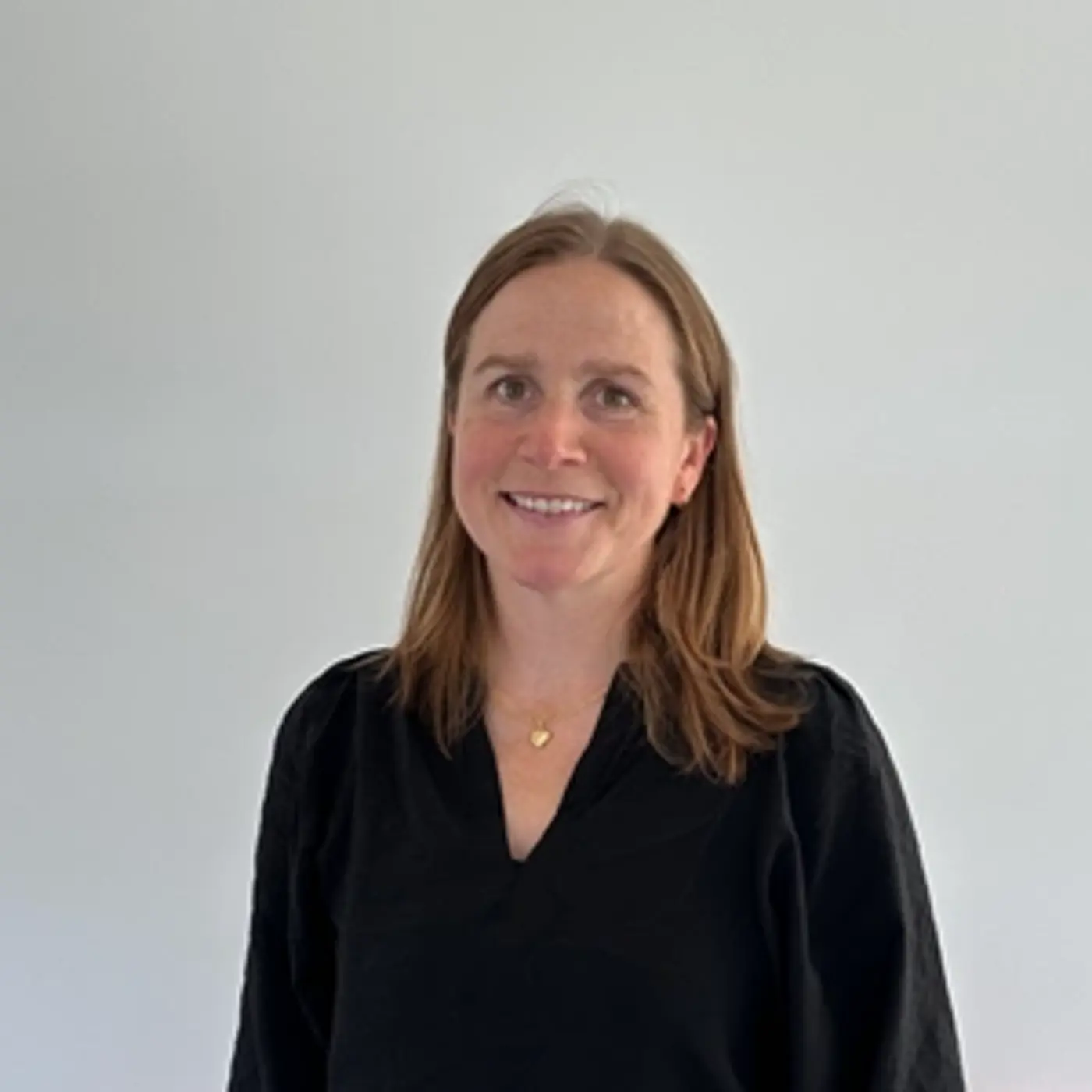 En leende kvinna med svart skjorta.