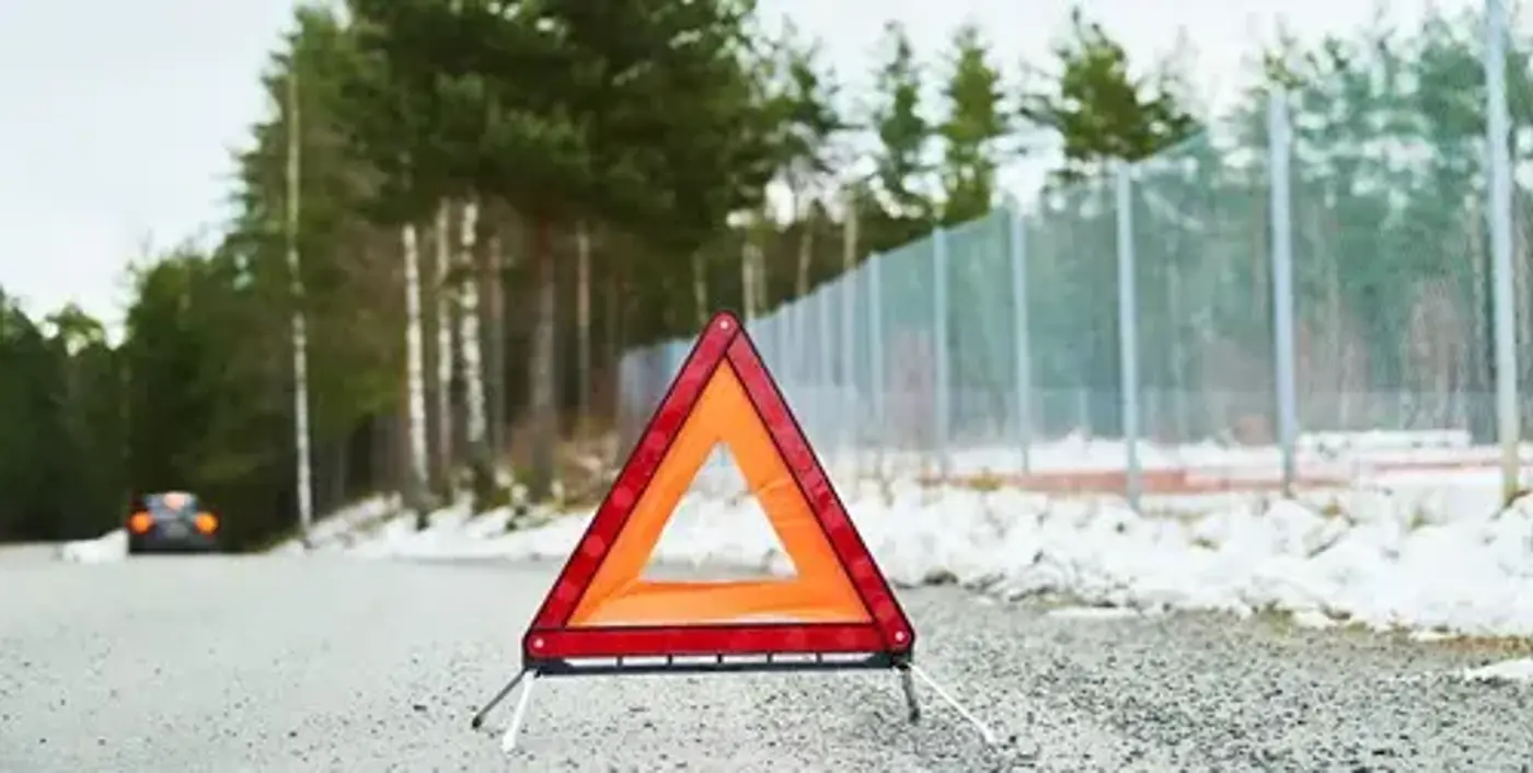 En bild på en varningtriangel vid stopp av bil i vinterklimat