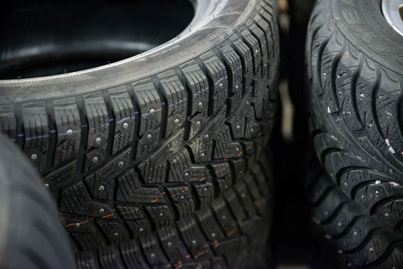 Dubbdäck staplade på hög.